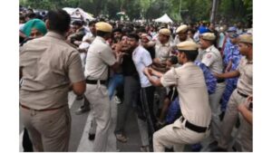 CJP Parliament March: जंतर-मंतर पर CJP के संसद मार्च के दौरान लाठीचार्ज, बैरिकेडिंग पार कर आगे बढ़े प्रदर्शनकारी