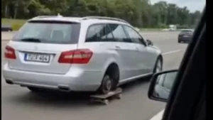 Car Viral: पहिया निकला तो नीचे लगा दिया स्केटबोर्ड, सोशल मीडिया पर वायरल हुआ कार का अतरंगी जुगाड़
