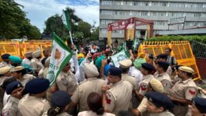 Chandigarh Farmer Protest: चंडीगढ़ में भाजपा कार्यालय की ओर बढ़ रहे किसानों को पुलिस ने रोका, बैरिकेड पर हुई धक्का-मुक्की