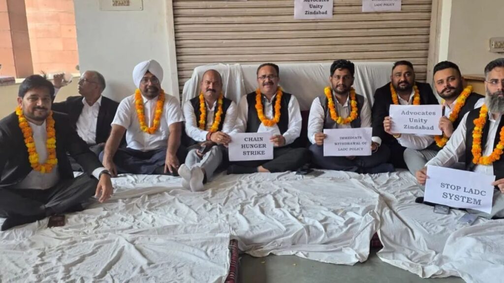 Chandigarh Lawyers Protest: चंडीगढ़ में LADC सिस्टम के विरोध में वकीलों की चेन भूख हड़ताल शुरू