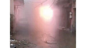 Chandigarh News: चंडीगढ़ में बिजली के खंभे पर लगी आग, सूचना के बावजूद नहीं बंद हुई सप्लाई, ग्रामीणों ने लगाए गंभीर आरोप