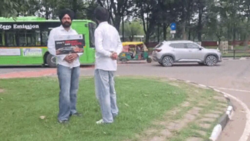 Chandigarh News: चंडीगढ़ में हंगामा करने वाले दो युवकों की बदली ड्यूटी, अब ट्रैफिक पुलिस लाइन के अंदर करेंगे जागरूकता अभियान