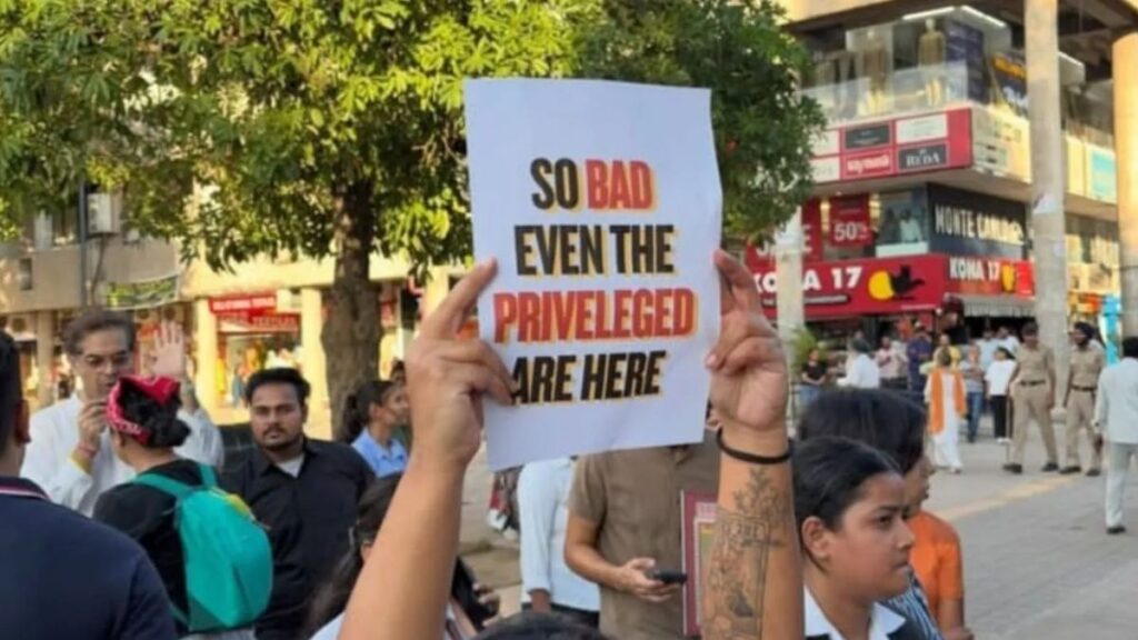 Chandigarh Student Protest: सेक्टर-17 प्लाजा में लगातार पांचवें दिन भी डटे प्रदर्शनकारी, गीतों और शायरी से जताया विरोध