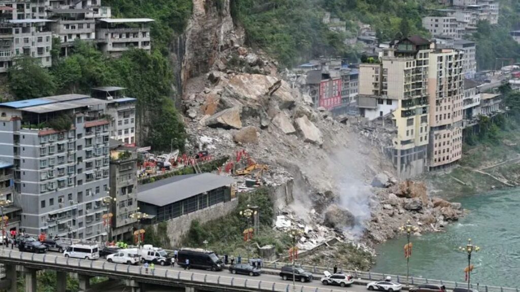 China Landslide: चीन में भूस्खलन से कम से कम आठ लोगों की मौत, बारिश के बीच बचाव कार्य जारी