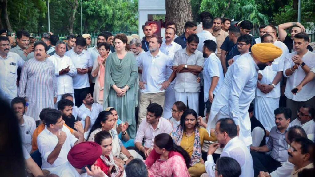 Congress protest: प्रधानमंत्री आवास के बाहर प्रदर्शन, कांग्रेस सांसद ने लोकसभा में विशेषाधिकार हनन का नोटिस दिया