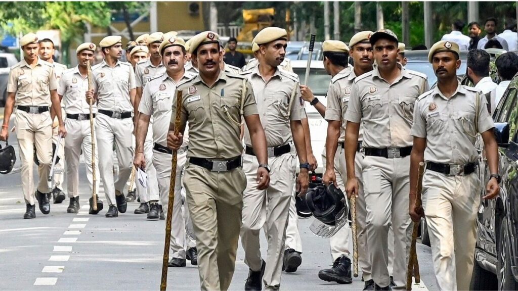 Delhi News: दिल्ली पुलिस ने कानून-व्यवस्था की स्थिति के मद्देनजर सभी कर्मियों की छुट्टियां रद्द कीं