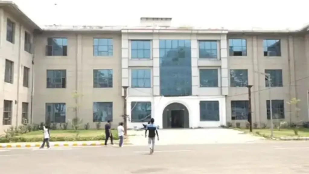 Faridabad News: छांयसा मेडिकल कॉलेज में बड़ी कार्रवाई, लापरवाही और बिजली चोरी में 4 नर्सें सस्पेंड