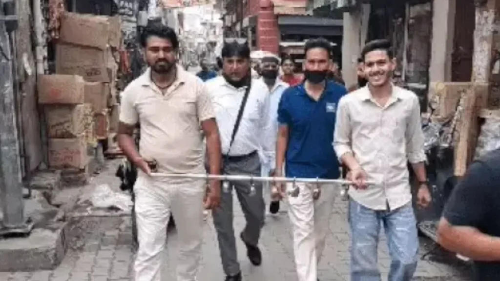 Karnal News: घरौंडा में लगातार चोरियों से भड़के व्यापारी, मुंह पर काली पट्टी और हाथों में टूटे ताले लेकर निकाला पैदल मार्च