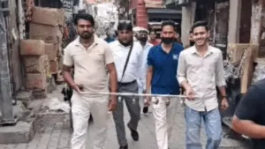 Karnal News: घरौंडा में लगातार चोरियों से भड़के व्यापारी, मुंह पर काली पट्टी और हाथों में टूटे ताले लेकर निकाला पैदल मार्च