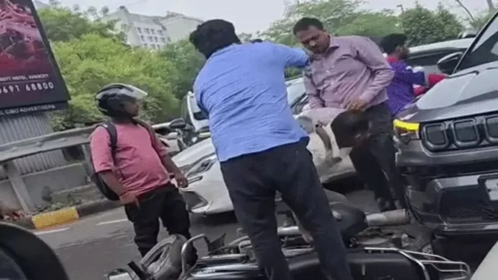 Gurugram News: एमजी रोड पर कार की टक्कर से भड़का बाइक सवार, बीच सड़क जमकर चले लात-घूंसे; लगा भीषण जाम