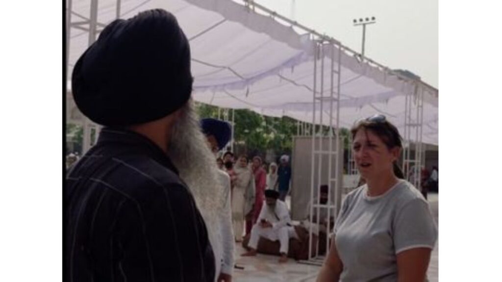 Harmandir Sahib Dress Rules: गोल्डन टेंपल में निक्कर पहनकर पहुंचे विदेशी कपल को प्रवेश से रोका, समझाए गए नियम