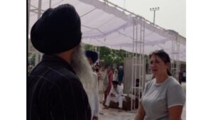 Harmandir Sahib Dress Rules: गोल्डन टेंपल में निक्कर पहनकर पहुंचे विदेशी कपल को प्रवेश से रोका, समझाए गए नियम