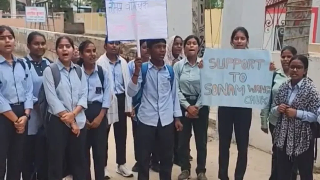 Haryana School News: सोनम वांगचुक के समर्थन में छात्राओं ने की नारेबाजी, कनीना मंडी के प्रिंसिपल नरेश कुमार सस्पेंड