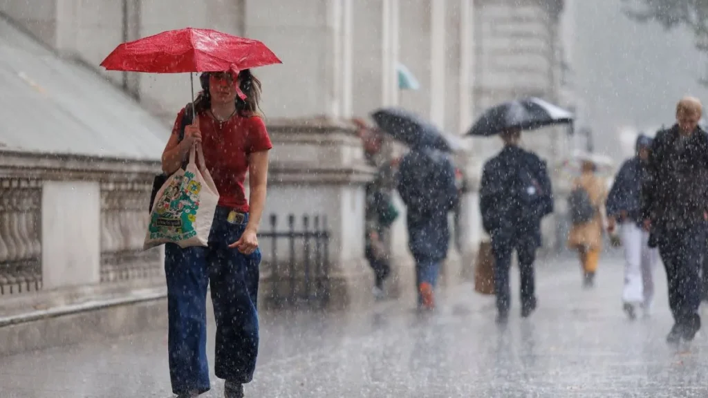 Haryana Weather Update: हरियाणा के इन 3 जिलों में भारी बारिश का अलर्ट, रोहतक में पारा 40 पार