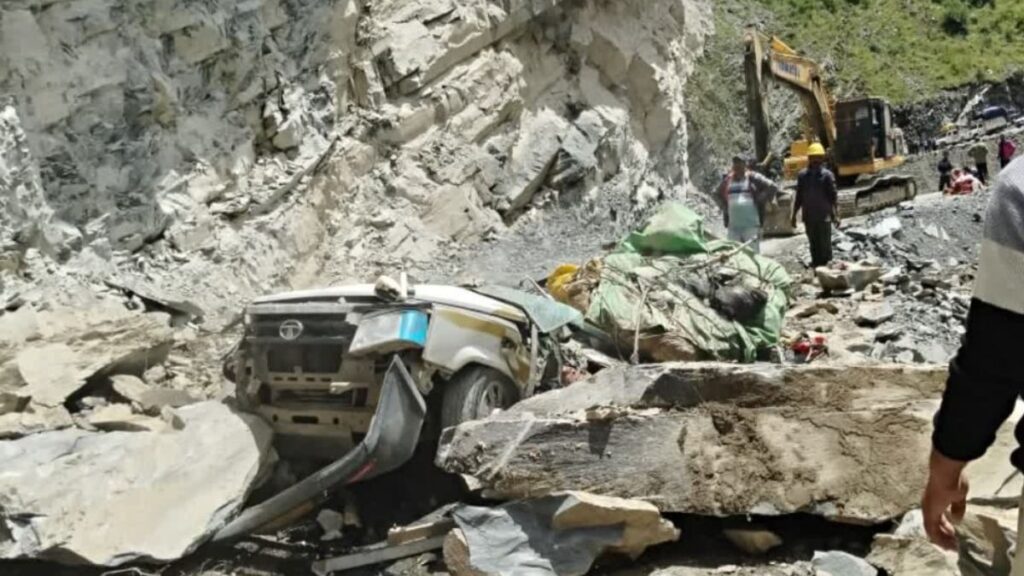 Himachal Landslide: हिमाचल के लाहौल-स्पीति में लैंडस्लाइड के बाद कार पर चट्टान गिरी, 6 माह की बच्ची समेत13 लोगों की मौत