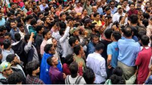 Himachal Pradesh News: कुल्लू में प्रसूता की मौत पर फिर सड़कों पर उतरे लोग, एसपी कार्यालय का किया घेराव, डॉक्टरों पर FIR की मांग