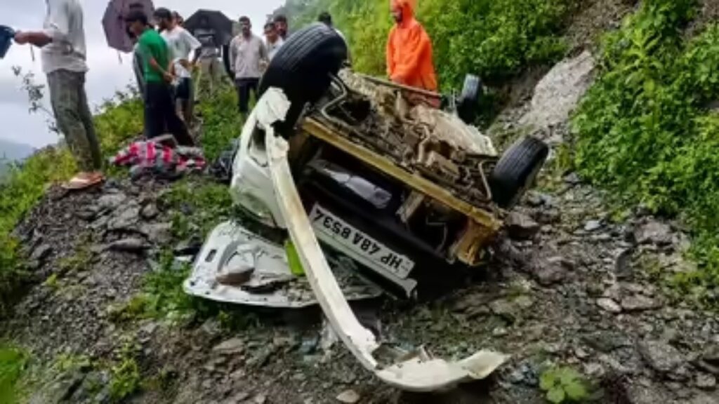 Himachal Road Accident: हिमाचल के चंबा में दर्दनाक हादसा, पीजीआई से लौट रहे परिवार की कार खाई में गिरी, 5 लोगों की मौत
