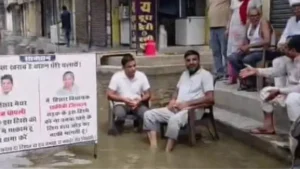 Hisar News: हिसार में अनोखा प्रदर्शन, गंदे पानी में लगाए विधायक के पोस्टर, कुर्सियां डालकर बैठी जनता