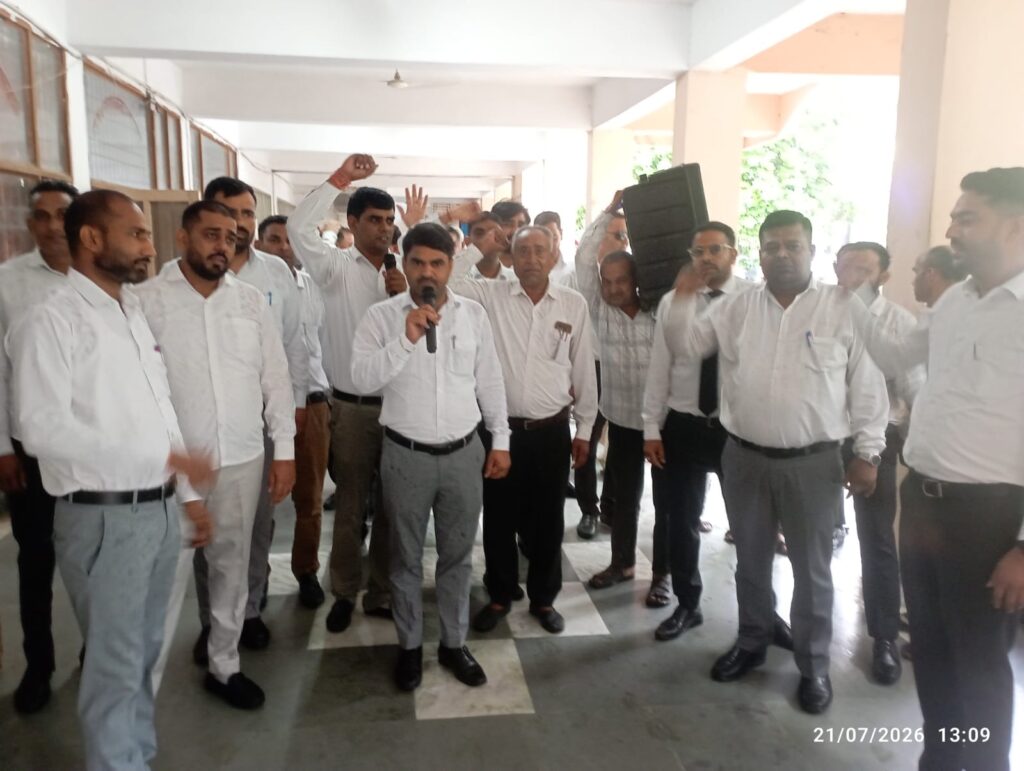 The Bar Association staged a protest outside the offices of the SDM and DSP.