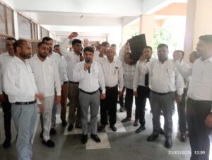 The Bar Association staged a protest outside the offices of the SDM and DSP.