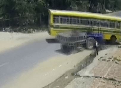 Jhunjhunu Road Accident: झुंझुनूं में स्कूल बस और ट्रैक्टर की जोरदार, मंडावा में बड़ा हादसा टला, सभी बच्चे सुरक्षित