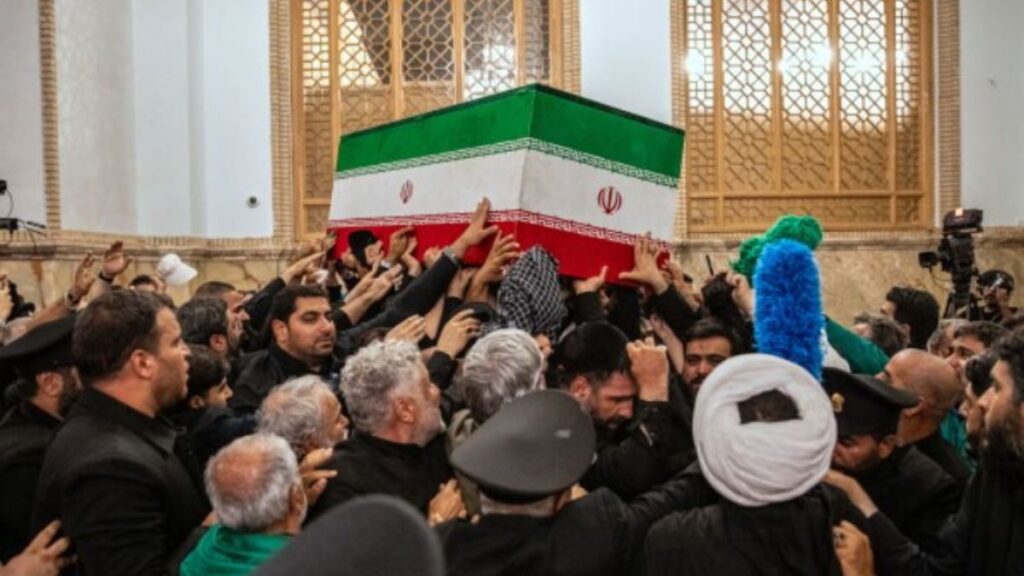 Khamenei's funeral: खामेनेई के अंतिम संस्कार में ट्रंप की हत्या के आह्वान के बाद अमेरिका के राष्ट्रपति ने ईरान को धमकाया
