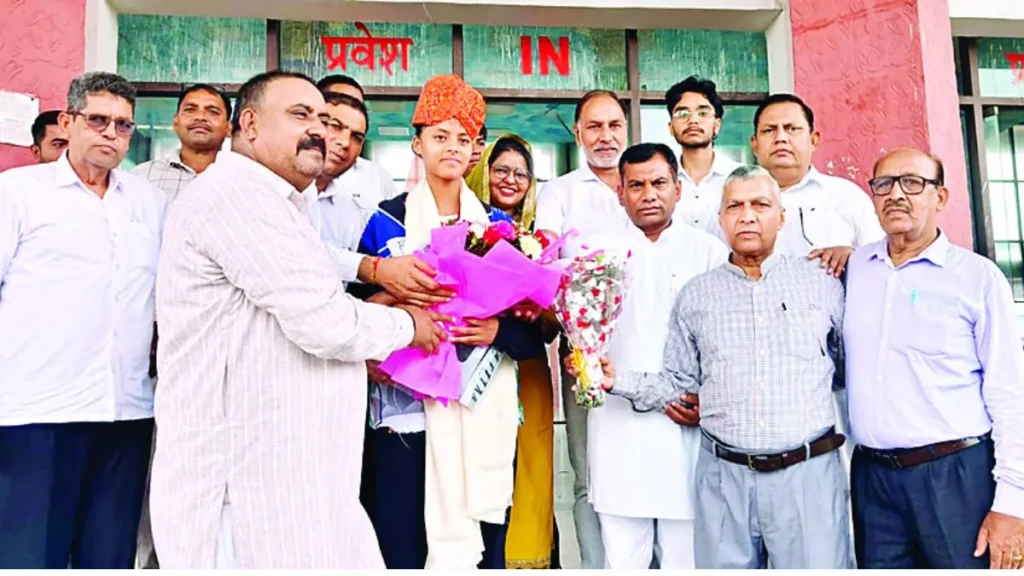 Kurukshetra News: चीन में देश का नाम रोशन कर लौटीं वॉलीबॉल खिलाड़ी महक, कुरुक्षेत्र स्टेशन पर हुआ भव्य स्वागत