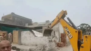 Kurukshetra News: कुरुक्षेत्र में पुजारी को घसीटने वाले आरोपी के घर चला बुलडोजर, विवादित दरगाह का अवैध हिस्सा भी ढहाया