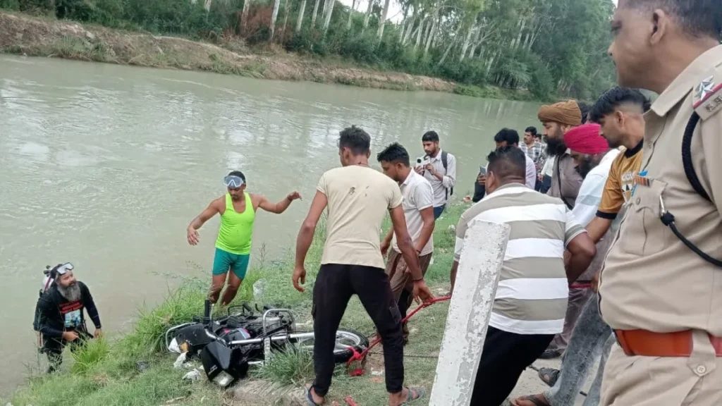 Kurukshetra News: पुल पर कार-बाइक की भिड़ंत, दोनों वाहन नहर में गिरे; दो युवकों की जान बची
