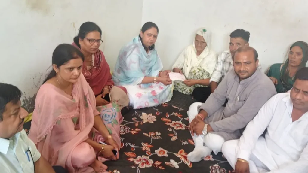 Ladwa News: लाडवा के गांव मरचेड़ी में पहुंचीं सुमन सैनी, पीड़ित परिवार को सौंपा 5 लाख रुपये का चेक