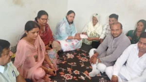Ladwa News: लाडवा के गांव मरचेड़ी में पहुंचीं सुमन सैनी, पीड़ित परिवार को सौंपा 5 लाख रुपये का चेक