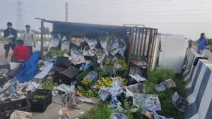 Mahendragarh News: हरियाणा के NH-148B पर बड़ा हादसा टला, डंपर को साइड देते समय बीच सड़क पलटी पिकअप