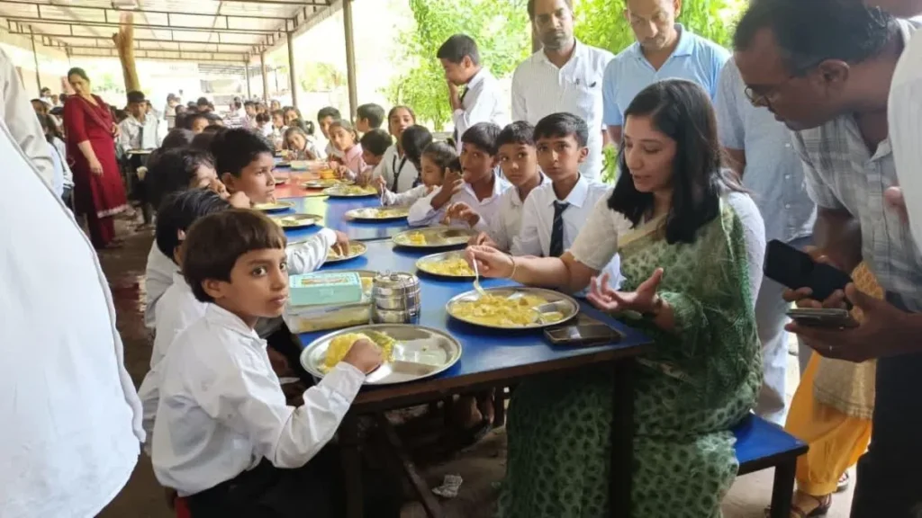 Mahendragarh News: बच्चों संग जमीन पर बैठीं डीसी अनुपमा अंजलि, महेंद्रगढ़ स्कूल में चखा मिड-डे मील का स्वाद