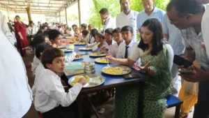 Mahendragarh News: बच्चों संग जमीन पर बैठीं डीसी अनुपमा अंजलि, महेंद्रगढ़ स्कूल में चखा मिड-डे मील का स्वाद