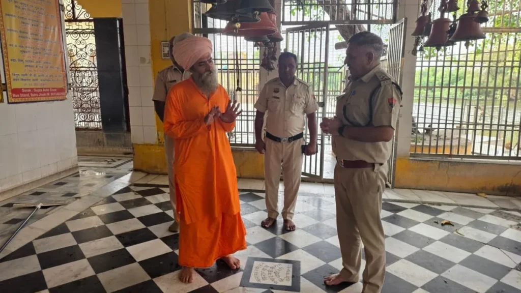 Mahendragarh News: बाघोत कांवड़ मेले में सुरक्षा के कड़े इंतजाम, थाना प्रभारी ने लिया व्यवस्थाओं का जायजा, महंत से की चर्चा