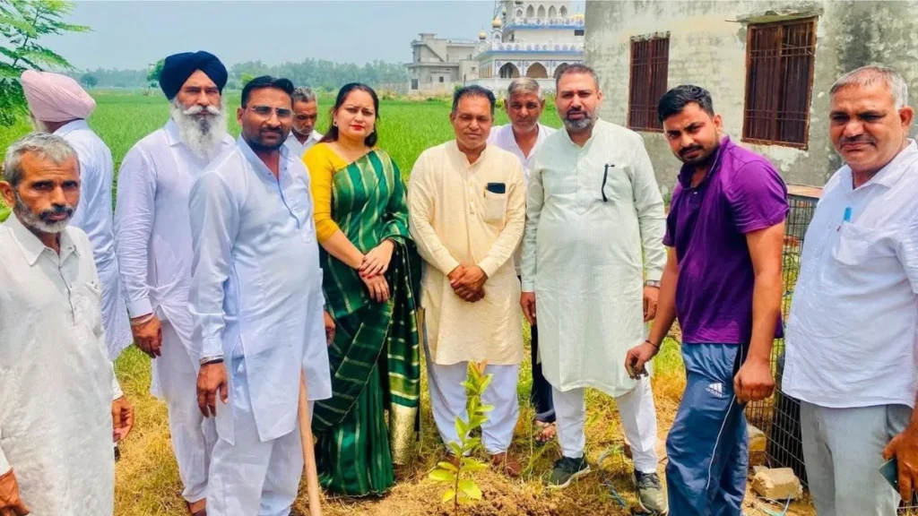 Pehowa News: गांव दीवाना में पीएम मोदी के 'मन की बात' का 136वां संस्करण, ग्रामीणों ने किया पौधारोपण