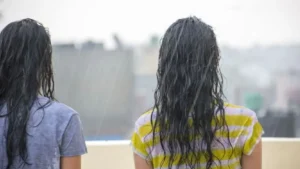 Monsoon Hair Care: बारिश में चिपचिपे बालों से हैं परेशान? बिना शैंपू किए बालों को फ्रेश दिखाने के 5 आसान तरीके