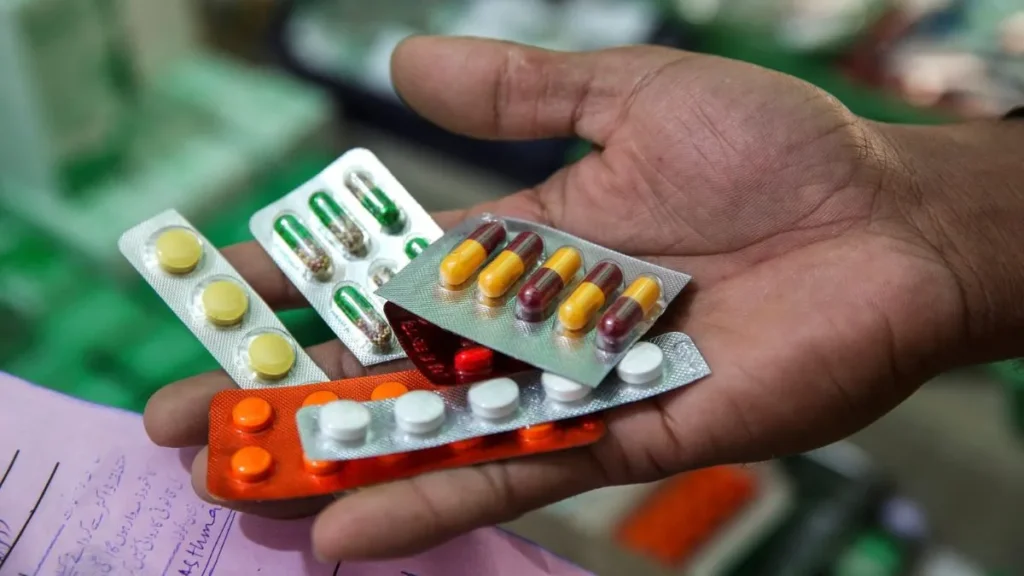 Monsoon Health Alert: बारिश के मौसम में सीलन से खराब हो सकती हैं दवाइयां, डॉक्टर से जानें सुरक्षा के उपाय
