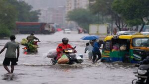 Monsoon in India: देशभर में मानसून का असर तेज, गुजरात-उत्तराखंड में स्कूल बंद, 7 राज्यों में भारी बारिश का अलर्ट