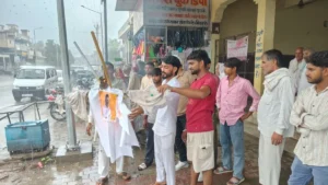 Nangal Choudhary News: जंतर-मंतर लाठीचार्ज के विरोध में नांगल चौधरी में बवंडर, युवाओं ने फूंका केंद्रीय शिक्षा मंत्री का पुतला