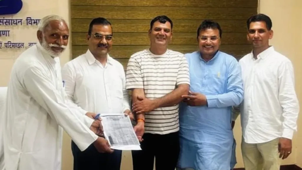 Narnaul News: बाबा टिकोड़ा धाम जोहड़ में जल्द पहुंचेगा नहरी पानी, नलवाटी विकास समिति ने SE को सौंपा ज्ञापन