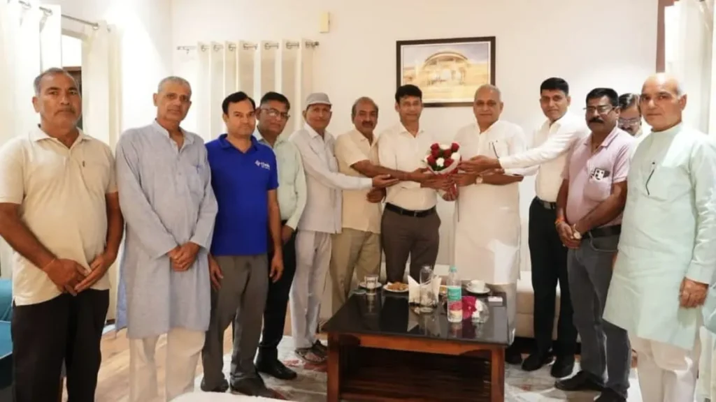 Narnaul News: नारनौल में कैबिनेट मंत्री रणवीर गंगवा से मिला नामदेव समाज, मुख्यमंत्री की भूमि घोषणा जल्द लागू करने की मांग