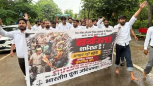 Narnaul News: जंतर-मंतर पर छात्रों पर लाठीचार्ज के विरोध में बारिश में नंगे पैर सड़कों पर उतरे वकील