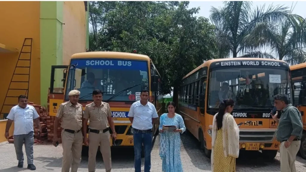 Nilokheri News: नीलोखेड़ी में स्कूल बसों पर चला प्रशासन का हंटर, 17 बसों में मिलीं खामियां, ₹43 हजार का काटा चालान