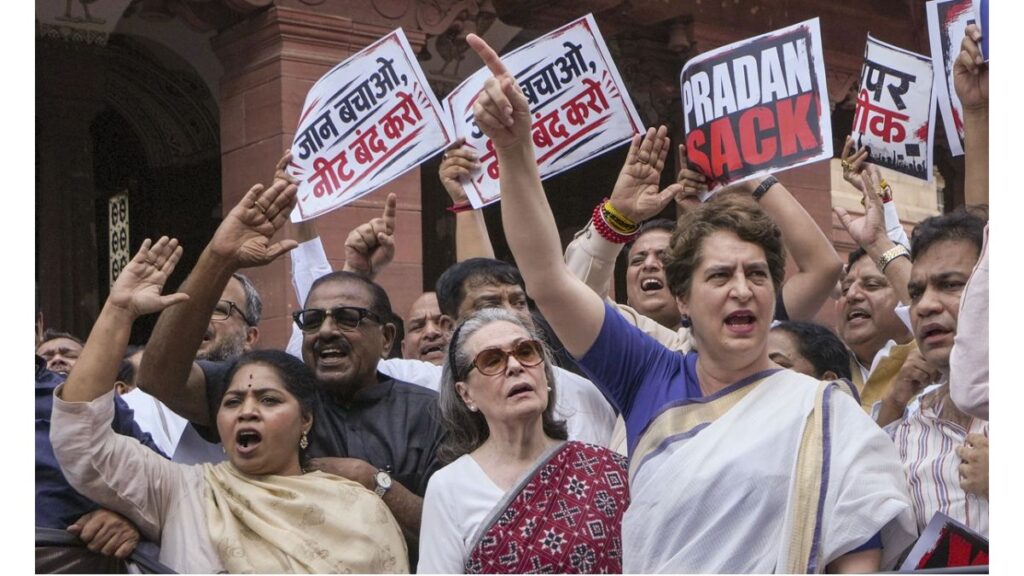 Opposition leader's protest: संसद के बाहर विपक्षी और राजग सांसद आमने-सामने, एक दूसरे के खिलाफ लगाए नारे