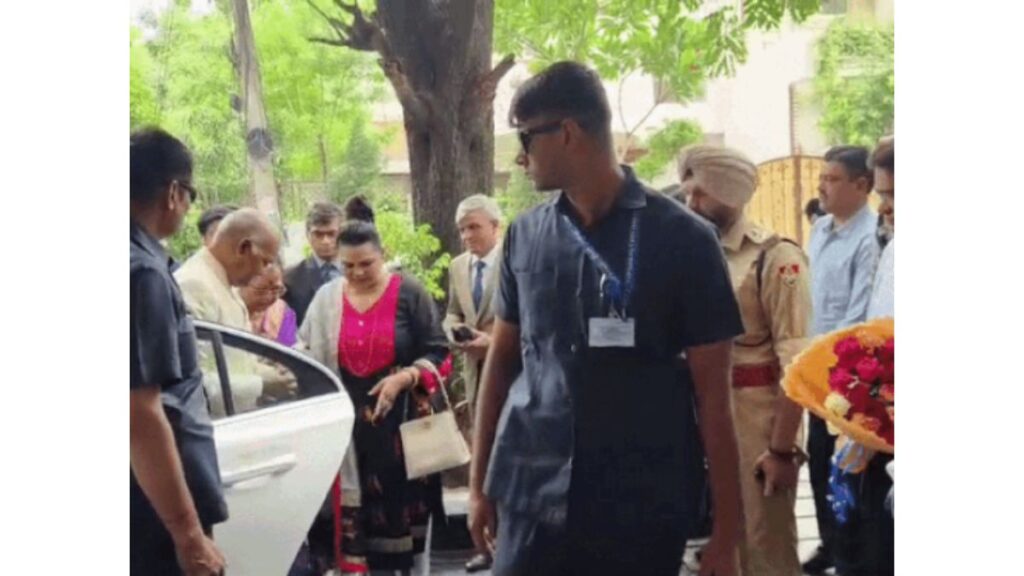 Panchkula News: पूर्व राष्ट्रपति रामनाथ कोविंद पहुंचे पंचकूला, ओमप्रकाश धनखड़ के आवास पर हुआ भव्य स्वागत