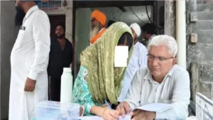 Panipat News: पानीपत की महिला का सगे भतीजे पर आया दिल, सफीदों कोर्ट में लिव-इन के दस्तावेज बनवाने के दौरान भारी हंगामा