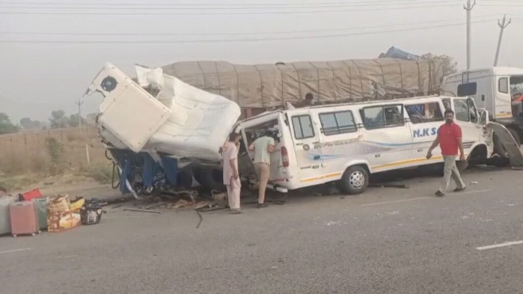 Punjab News: बठिंडा हाईवे पर भीषण हादसा, ट्राला से टकराई टेंपो ट्रैवलर, अमरनाथ यात्रा पर जा रहे 4 यात्रियों की मौत, 8 गंभीर घायल