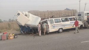 Punjab News: बठिंडा हाईवे पर भीषण हादसा, ट्राला से टकराई टेंपो ट्रैवलर, अमरनाथ यात्रा पर जा रहे 4 यात्रियों की मौत, 8 गंभीर घायल