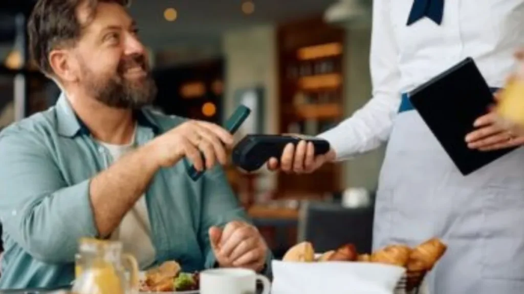 Restaurant Service Charge: रेस्टोरेंट बिल में लगने वाला सर्विस चार्ज देना जरूरी है या नहीं? जानिए क्या कहता है सरकारी नियम